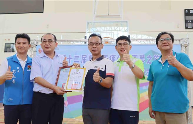 公益單位伊諾華輪胎與參與學校校長等人合影留念。（呂妍庭攝）