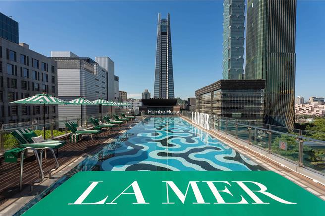 La Mer于台北艾丽酒店打造的夏季疗癒大饭店泳池（La Mer提供／黄唯淯台北传真）