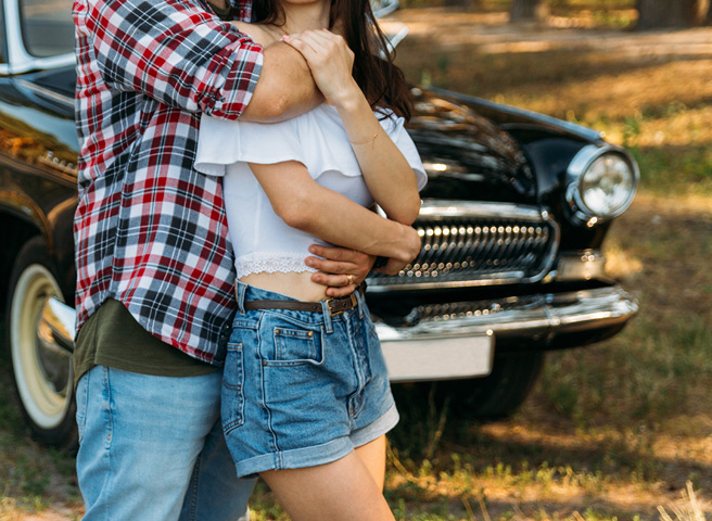 大陆一名男子用无人机跟踪妻子，赫然发现她和老板在野外偷情。(图:shutterstock/达志)