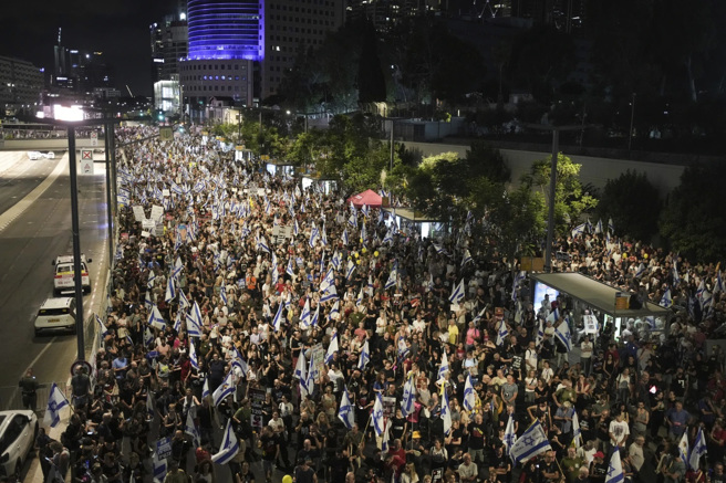 7月6日，以色列特拉維夫上千人示威遊行，要求政府儘速與哈瑪斯完成換質談判。(圖/美聯社)