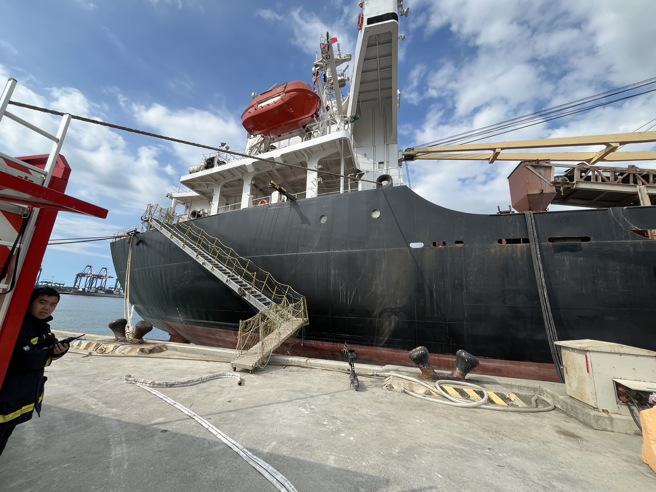 香港籍貨輪停靠在台北港內，下午船艙內的工具間突然起火，所幸火勢救援迅速才沒釀成災害。（民眾提供）