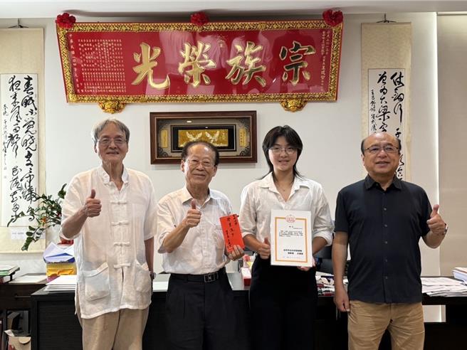 台中女中毕业生王哲绮今年顺利录取国立政治大学企管系，为减轻家中负担，她趁暑假1人打3 份工筹措学费，逆境中向上的精神感动台中市王氏宗亲会，6日致赠奖助学金表达鼓励。（台中市王姓宗亲会提供／潘虹恩台中传真）
