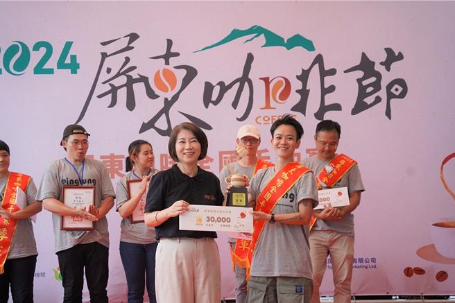 屏東咖啡全國手沖賽由來自屏東恆春的方喜樂（右）勇奪冠軍獎盃。（屏東縣政府提供／羅琦文屏東傳真）
