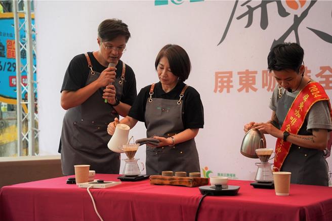 屏東縣長周春米（左）和新出爐屏東咖啡全國手沖賽冠軍方喜樂（右）示範沖咖啡。（屏東縣政府提供／羅琦文屏東傳真）