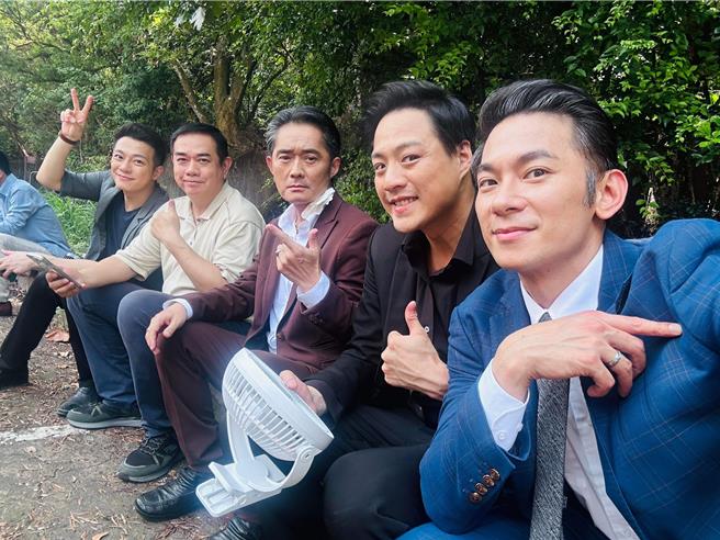 亮哲（右起）、王岳丰、江国宾、张铭杰、林则希7日开心一起迎接《天道》杀青。（亮哲提供）