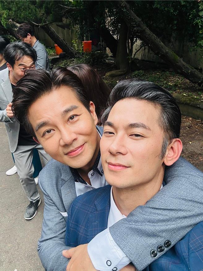 谢承均（左）、亮哲开心拍《天道》杀青戏。（亮哲提供