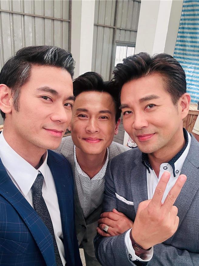 亮哲（左起）、王振復、谢承均拍摄《天道》杀青戏。（亮哲提供）