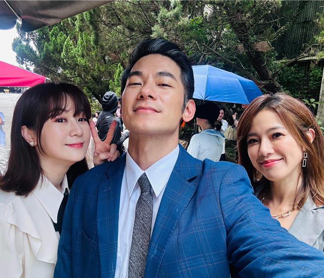 游诗璟（左起）、亮哲、黄瑄烈日下拍摄，亮哲连日大爆汗西装上已经有盐巴。（亮哲提供）