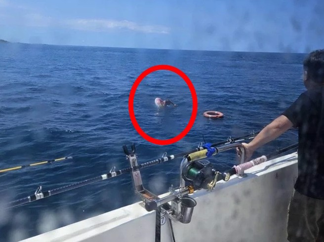 今天下午一艘海钓船发现海面上有人在漂浮，男人身上只有救生圈，男子自述泡了一个晚上。（图/翻摄画面）