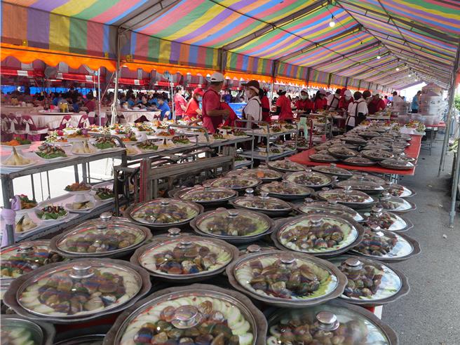 七股七寶宴是用虱目魚、石斑魚、台灣鯛、烏魚、白蝦、牡蠣、蛤仔為主軸設計而成，定7月30日開放預訂。（七股區公所提供／寶智華台南傳真）