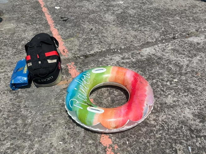 男子所使用的救生圈。(翻摄画面)