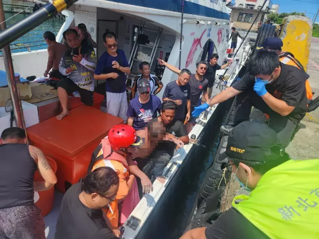 男子被救上岸送医。(翻摄画面)