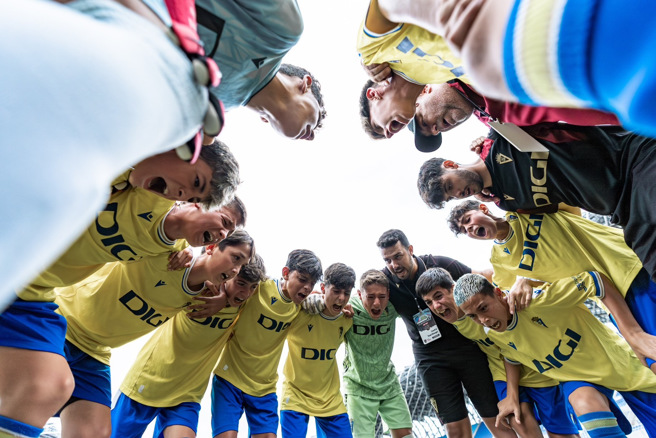 卡迪斯俱乐部U12队在冠军赛获胜后，全队围在一起唱队歌庆功。（柏文健康事业提供）