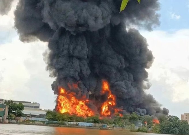 廣東省東莞一間工廠爆炸起火燃燒。（取自香港東網）