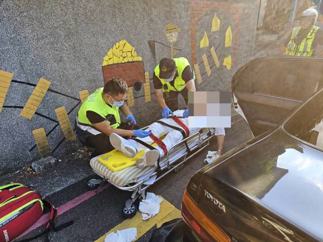 现场伤者由救护车送往医院救治。（翻摄画面）