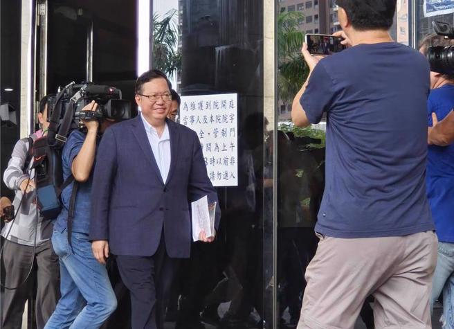 桃园地院审理后，裁定郑文灿500万元交保，郑文灿面露微笑走出法院，全程不发一语。（资料照，赖佑维摄）