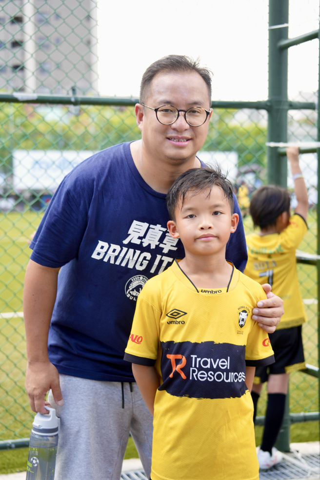 香港Boas FC A U8队球员黄梓傲（右）的父亲黄伟恒，相当支持孩子的足球梦。（柏文健康事业提供）
