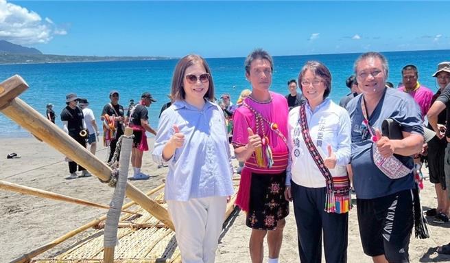 海洋委员会主委管碧玲（前左）于7日到台东出席台东县政府fudafudakan新船下水仪式，对于近日大陆海警船持续骚扰我渔船，她重申会强力护渔。（海委会提供／林瑞益高雄传真）