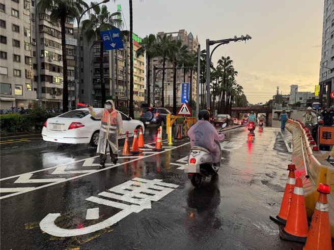 台南市东区林森路大同地下道一度因强降雨积水封闭车道，大约晚间6点退水后开放通行。（水利局提供／洪荣志台南传真）
