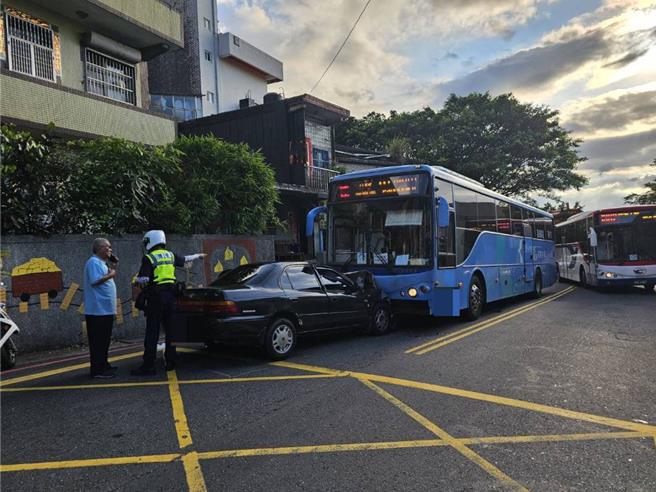 新北市一名老翁今（7）日下午開車載著3名同齡友人行經瑞芳區汽車路欲到九份，卻因不明原因跨越雙黃線、撞上正在下山的基隆客運公車。（翻攝畫面）