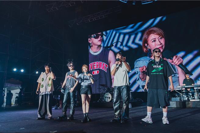 李翊君7日在「高雄啤酒音乐节」与男团「U：NUS」跨界合作演出。（宽宽整合行销提供）