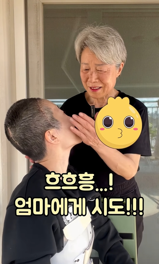 母亲温柔慈爱抚摸「Woozakka」禹恩彬的脸，她的前额和后脑上两道长疤清晰可见。（图／摄自IG woo_zakka）