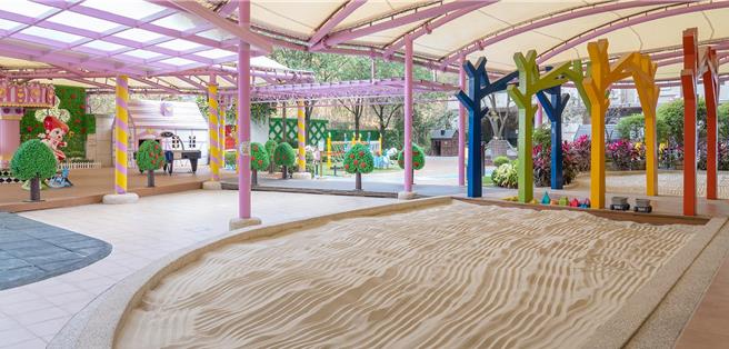 義大天悅飯店內有適合孩童的戶外設施「童趣樂花園戶外遊戲區」，區域內包括超大沙坑區、軌道車區等。（義大世界提供）