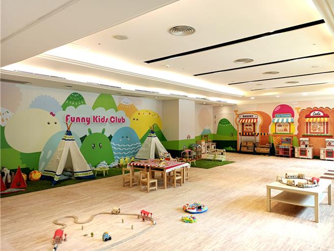 義大天悅飯店有室內親子休閒設施「歡樂小天地」，包括木質積木遊戲，兒童小汽車等。（義大世界提供）