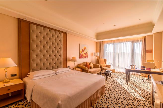 台北六福萬怡酒店推出「FUN Bears親子住房專案」，入住送貝兒絲樂園門票，翌日享自助早餐，再提供免費加床服務。（六福萬怡提供）