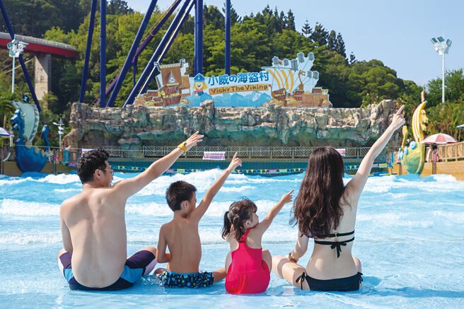 剑湖山世界FUN暑假啰，水陆一起玩，FUN浪酷一夏，水陆一票畅玩全民599元，周五至周日下午4点入园，门票299元。图／剑湖山世界提供