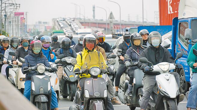 科学园区创造破兆营收，但开发造成的塞车、房地产飙涨等问题，让在地居民的痛苦指数居高不下。图为南科园区上下班时间交通打结问题难解。（宝智华摄）