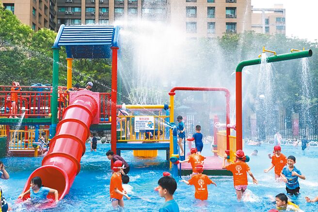 氣象署表示，小暑至大暑天氣高溫炎熱。今起水氣增，天氣不穩，各地直至9日午後雨勢明顯，尤其中南部山區可能出現短延時豪雨。（實習攝影記者劉偉宏攝）