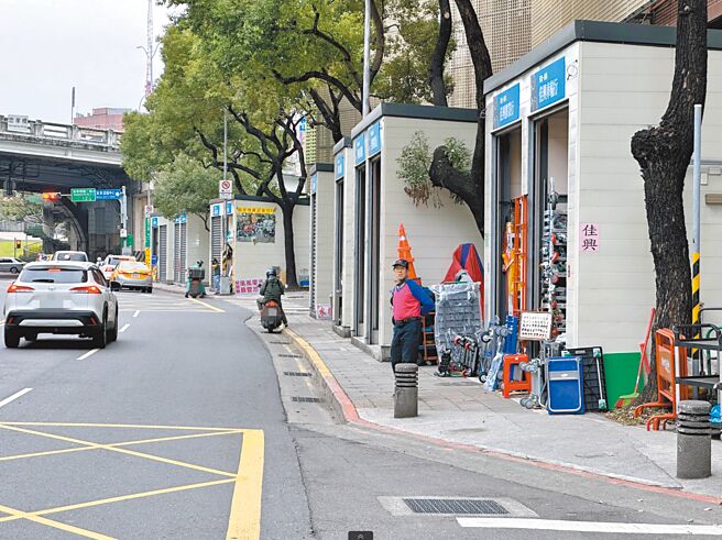五金行一条街中继点空间狭小，商家将部分物品堆放至人行道上，引发民眾抱怨。（丁上程摄）