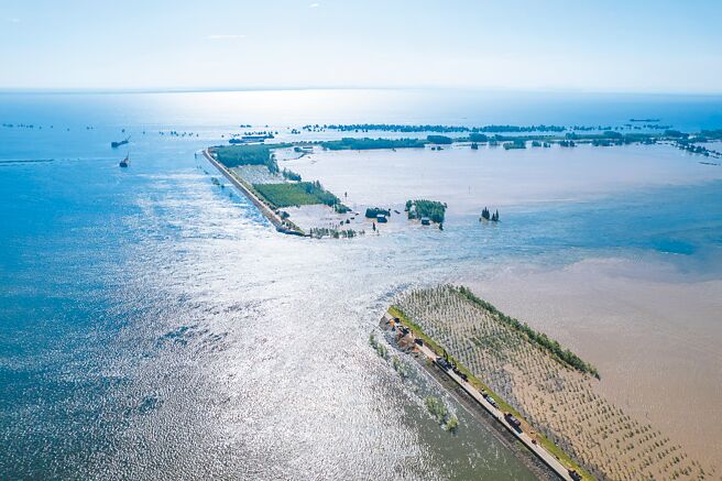 大陆多地受洪灾之苦，直接衝击粮食安全。图为濒临溃堤的洞庭湖。（新华社）
