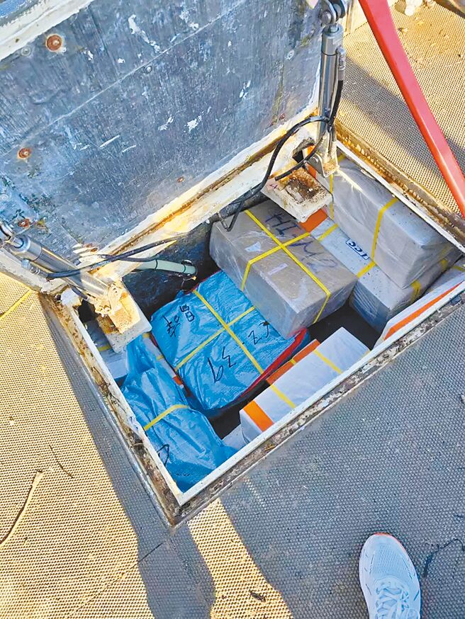 金门海巡队5日凌晨查扣到一艘「顺风99号」渔船企图走私货品到对岸海域交货，不料似遭爽约回程时在水头塔山电厂外海被逮，目前人船都已被海巡查扣。（读者提供）