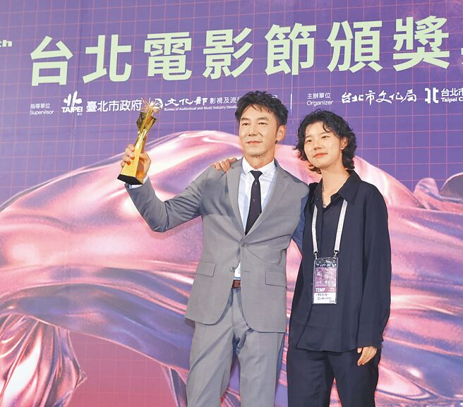 李李仁（左）6日激動拿下男配角獎，帶女兒荳荳一起上台領獎。（陳俊吉、羅永銘攝）