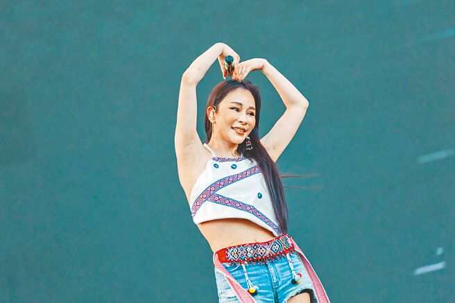 温嵐6日在「高雄啤酒音樂節」熱鬧開唱，大秀性感好身材。（寬寬整合行銷提供）