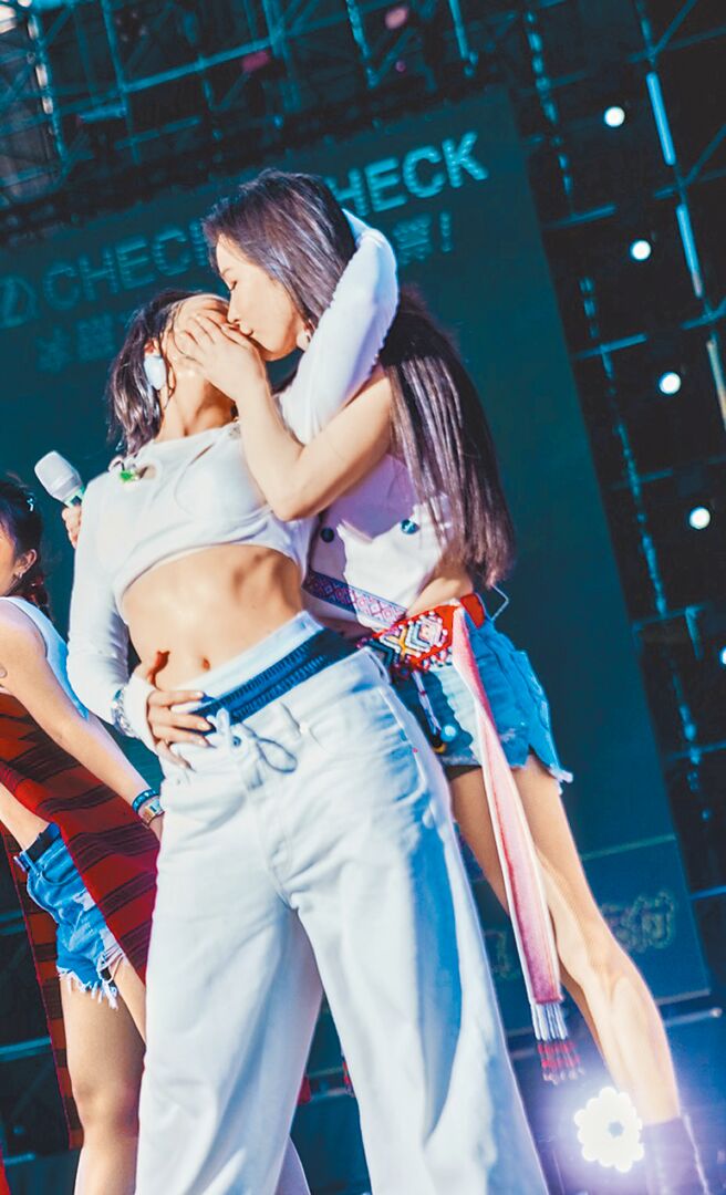 温嵐（右）6日與梁文音在台上女女吻的畫面，引起歌迷們尖叫。（寬寬整合行銷提供）