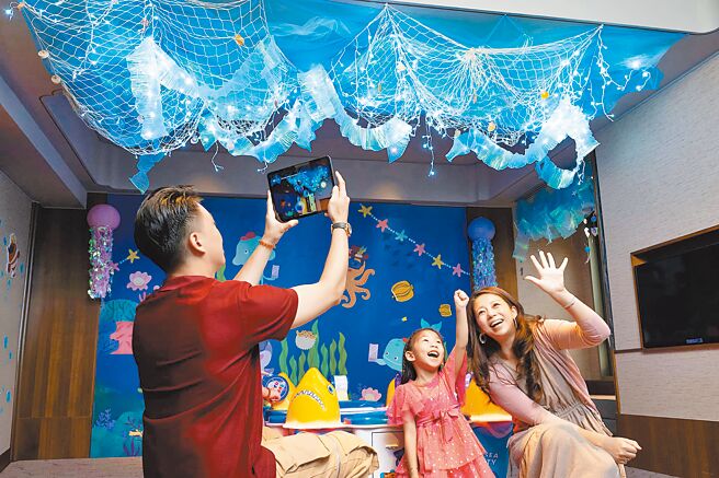 亲子住房专案可免费畅玩6大主题空间，图为结合虚拟实境的「Spark AR水族馆」。（台北远东香格里拉提供）