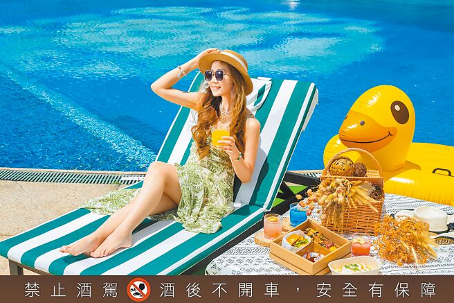 暑假每周末推出的「夏日池畔野餐趣」活动，吃喝玩乐一应俱全。（台北远东香格里拉提供）