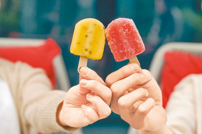 暑假限定活动中，儿童可在顶楼享用免费的水果冰棒、特色点心与饮料。（阿里山英迪格酒店提供）