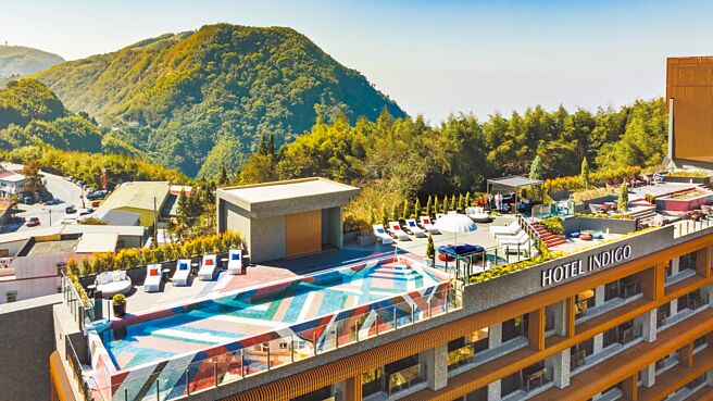 在酒店顶楼的无边际戏水池可看见阿里山日出景色，夜间可观星。（阿里山英迪格酒店提供）