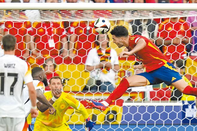 西班牙替補中場梅里諾（右）第119分鐘在空中施展驚人腰力，頭槌頂開德國大門。（美聯社）