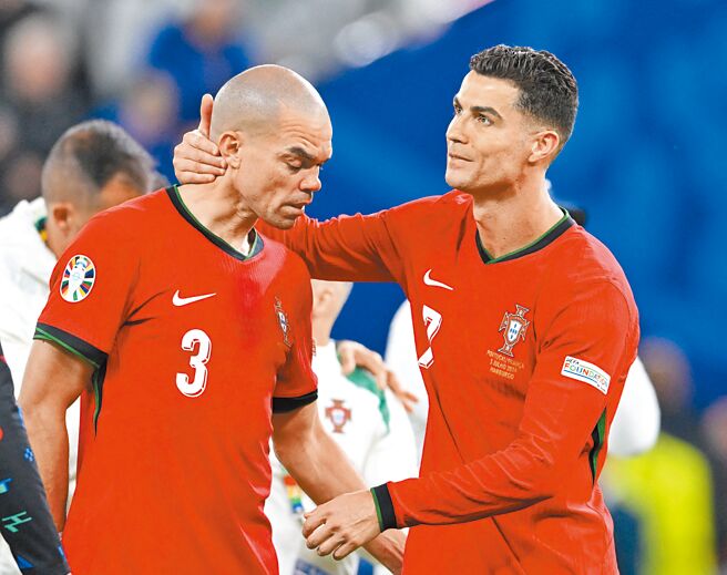 葡萄牙PK不敵法國後，隊長C.羅納多（右）安慰落淚的老戰友佩佩。（路透）
