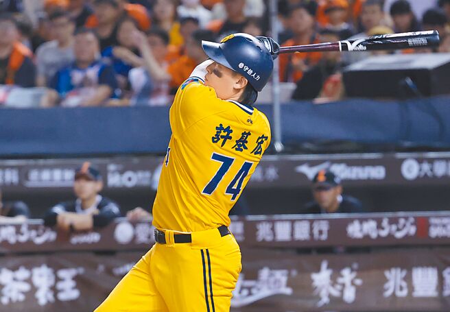 許基宏在5局上揮出陽春全壘打。（姚志平攝）