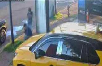 黑衣帽T雙槍殺手狂奔林士傑家   轟斃他後開偽造車牌權利車逃