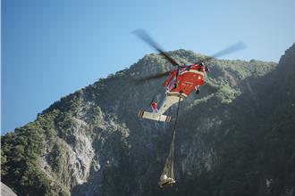 聯外道路被震垮！花蓮大同大禮部落怪手空運上山助開路
