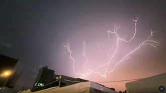 高雄「閃電五連鞭」炸紫光！影片曝83萬人嚇呆