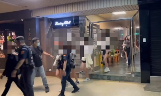 「百家乐」隐身北市东区商办被抄 7正妹荷官露美腿、白衬衫超吸睛