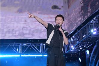 李子森超狂！花蓮演出狂吸「3遊覽車鐵粉」 應援燈牌陣仗驚人